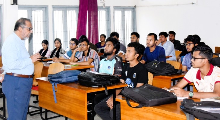 খুবি উপাচার্য আকস্মিক ক্লাস পরিদর্শনে
